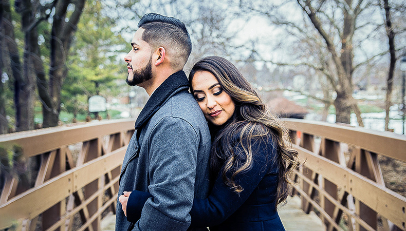 60 Best Fall Engagement Photos & Poses for 2024 🍁📷