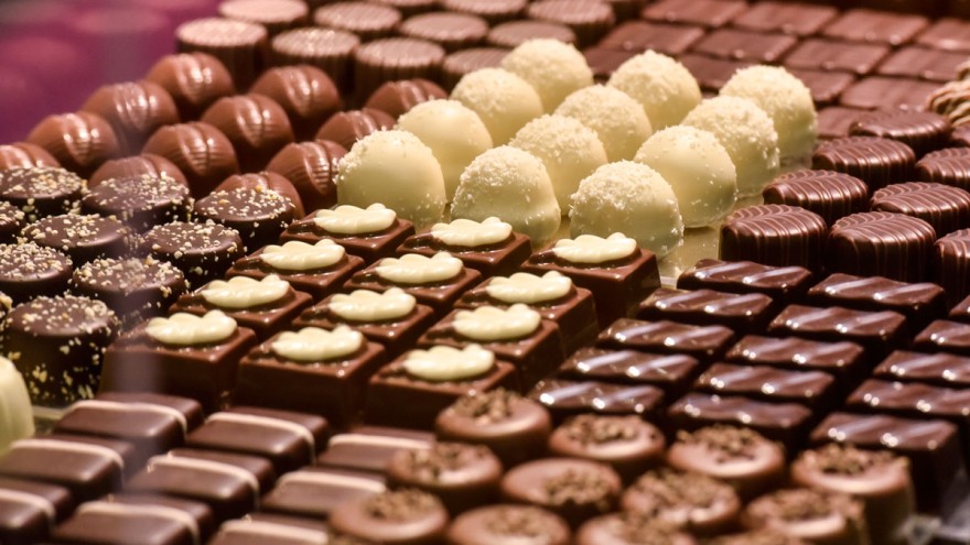 Шоколад продукт. Chocolate Production. Chocolate producing. Chocolate products. Chocolate products background.