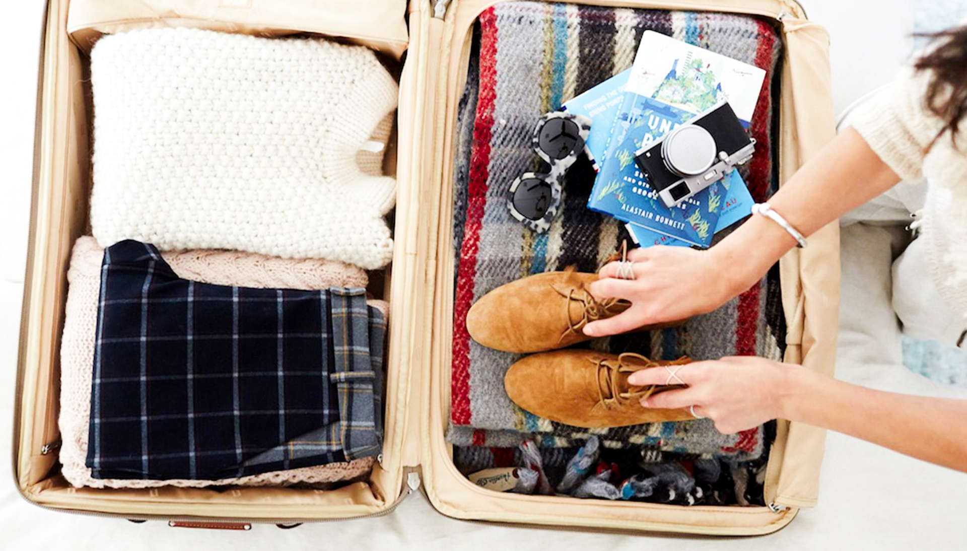 Что нужно положить в сумку. Собранные чемоданы с вещами. Вещи в путешествие. Собранные вещи в путешествие. Собранные сумки с вещами.