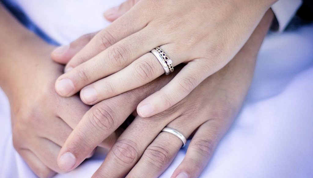 How to keep wedding and engagement rings together