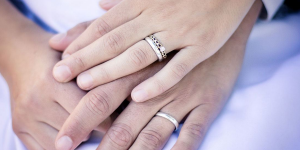 How to keep wedding and engagement rings together