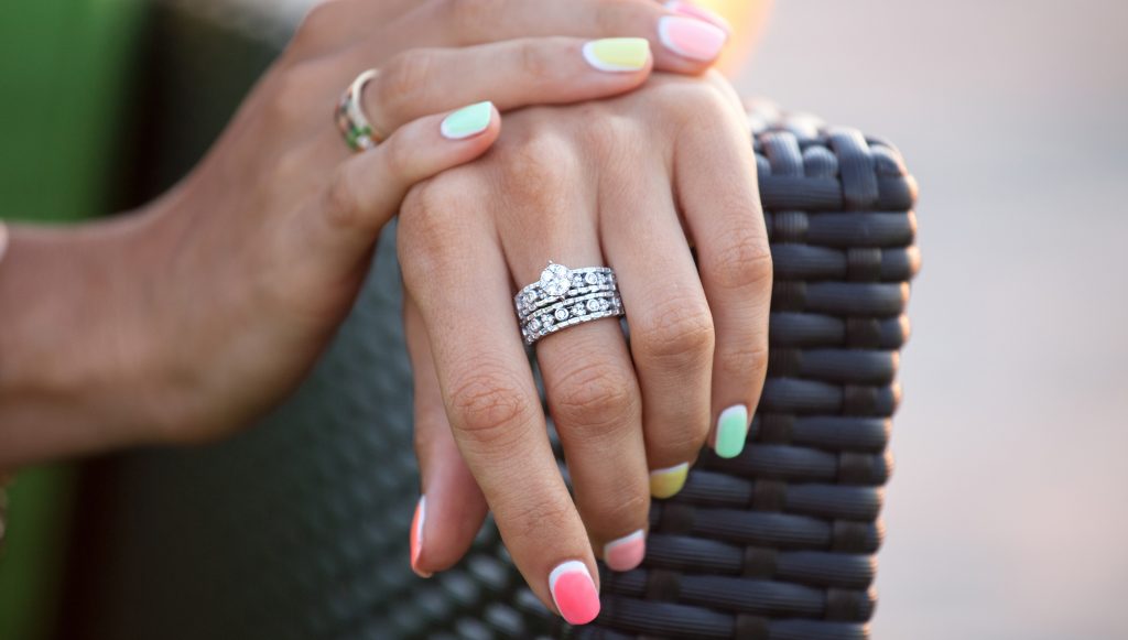 Wearing two rings on one finger discount