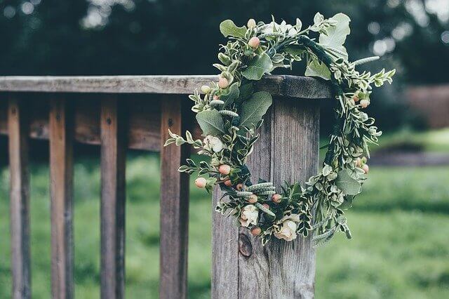 Decorating with wood and flowers 