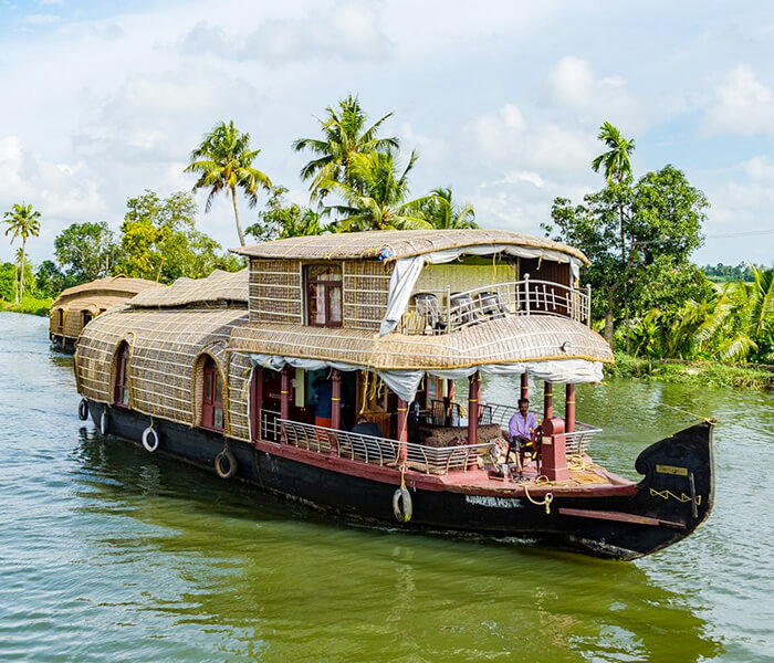 houseboat cruises in Alleppey, Kerala for beach honeymoon