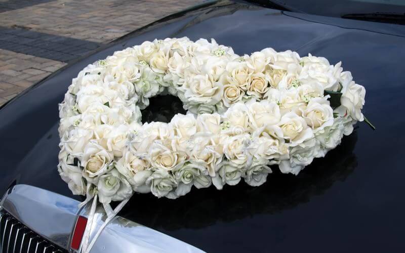 Heart-shaped Floral Wreath Decoration ideas for wedding car