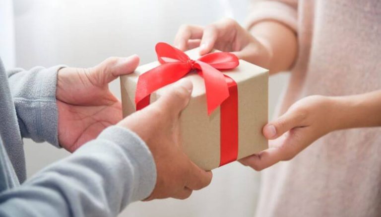 10 Best and Good Wedding Anniversary Gifts Ideas For Your Wife