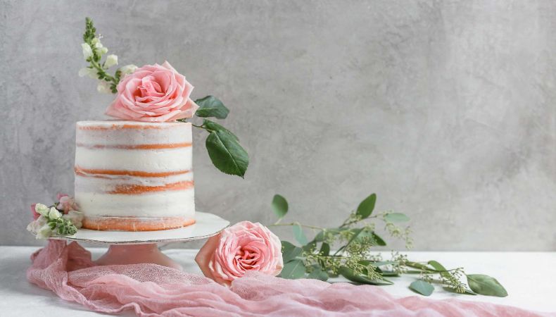 Best Ways to Add Flowers to Your Wedding Cake