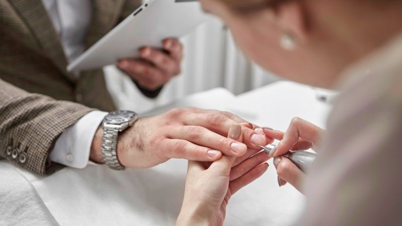 Do Manicure before Wedding