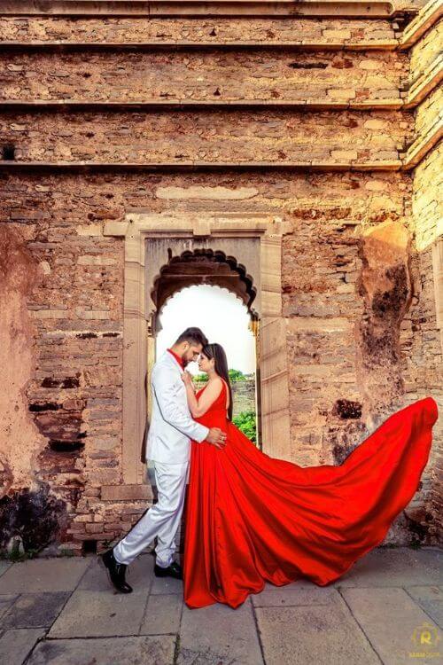 Outdoor Pre-Wedding Photoshoot Dresses Ideas - Happy Wedding App