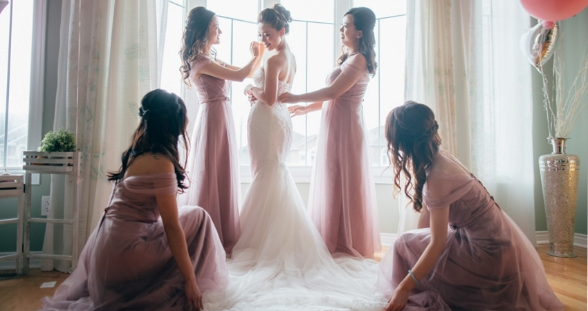 Female friends accompany for shopping bride's wedding dress