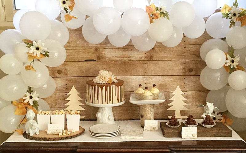 Grand Cake Table Decor wit Balloons