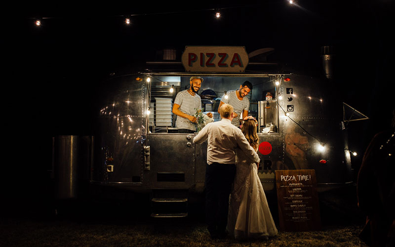 Set up a food truck for wedding