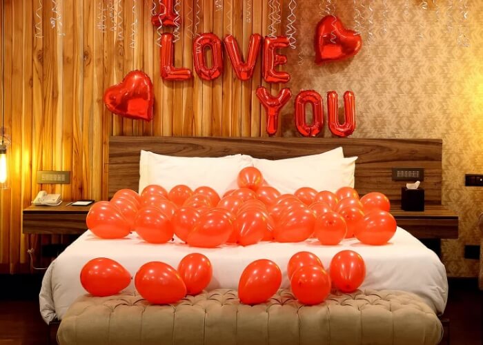 red balloons on bed for the wedding first night