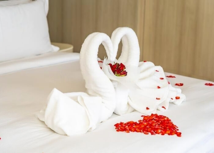 Red roses and towel swans for wedding night