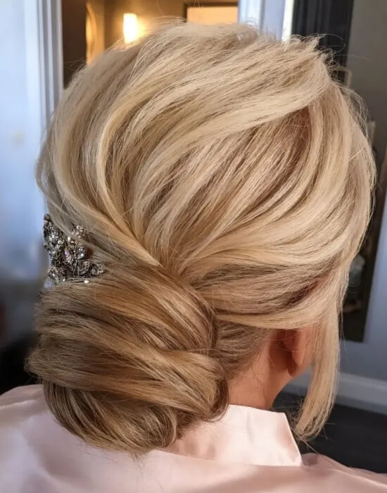 25 Easy Wedding Hairstyles You Can DIY | Wedding Hairstyles | BridalGuide