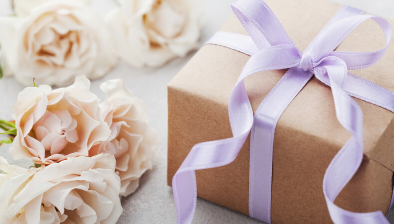 25 Heartwarming Christmas Wedding Gifts for Newlyweds- A Gift Guide